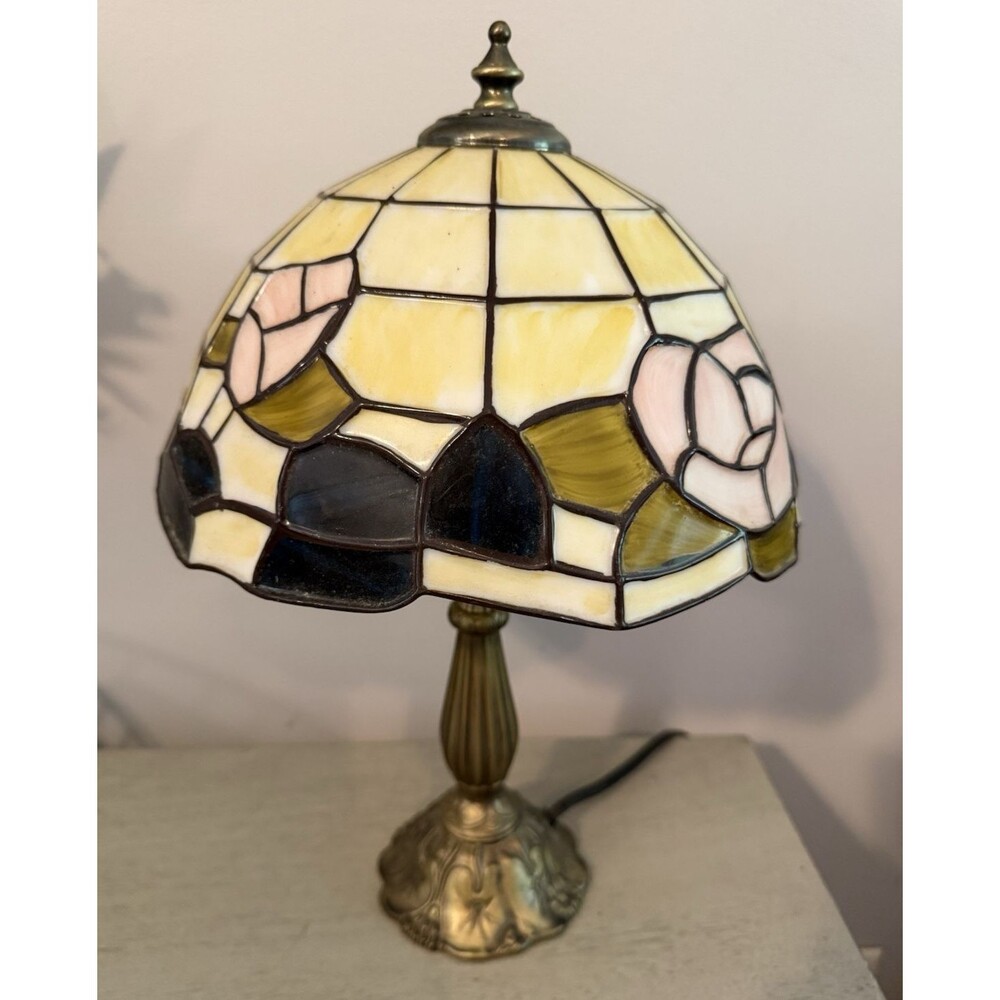 Lovely Tiffany Style Table Lamp With FAUX Rose Stained Glass Look Shade 15”